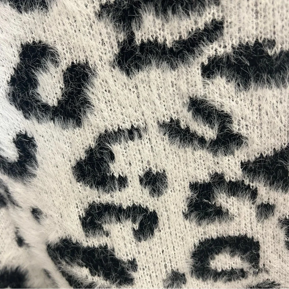Pink Lily Fuzzy Soft Black White Leopard Animal Print Oversized Crew Sweater L - Picture 2 of 6